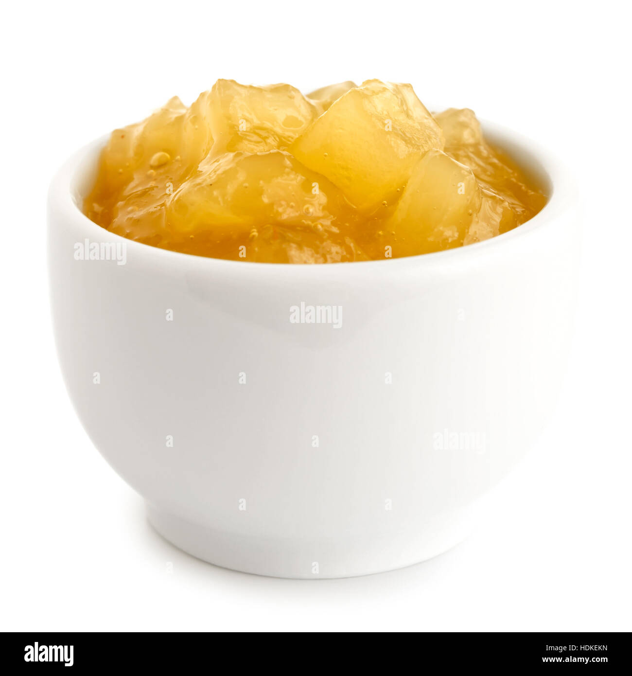 Sauce aux pommes Bramley dans Bol en céramique isolé sur blanc. Banque D'Images