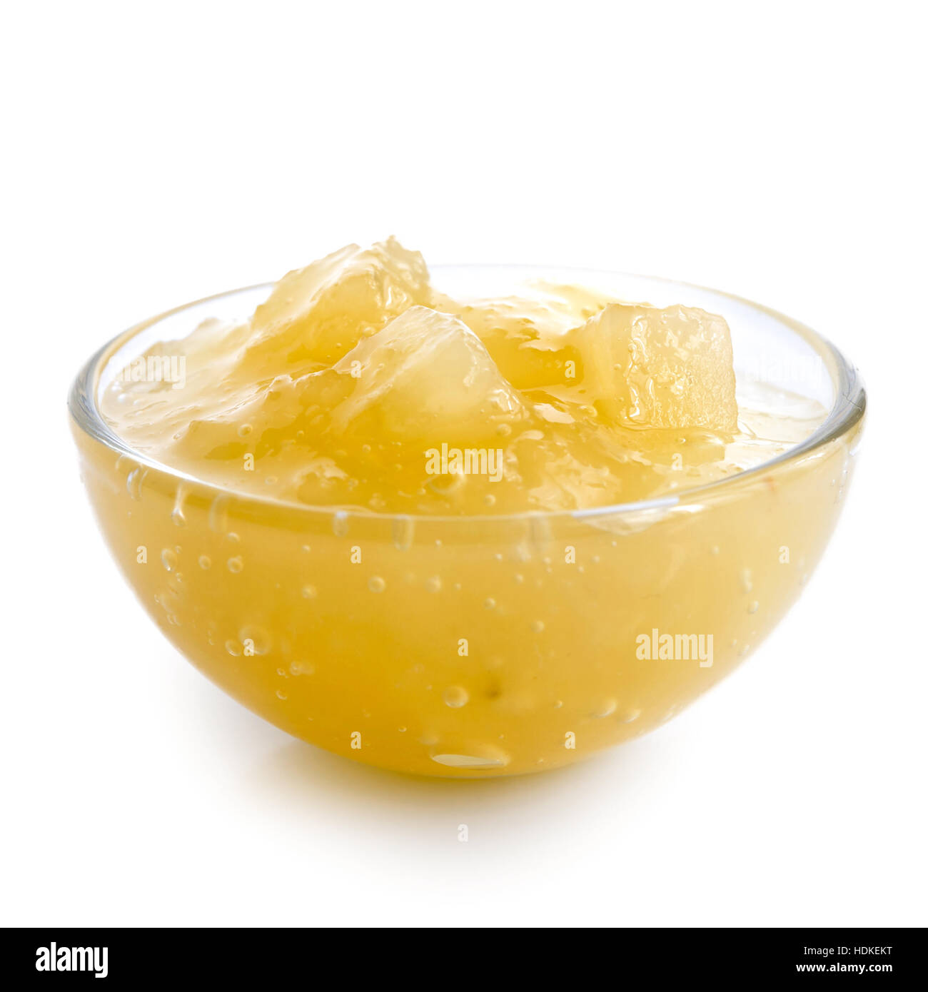 Sauce aux pommes Bramley dans bol en verre isolé sur blanc. Banque D'Images