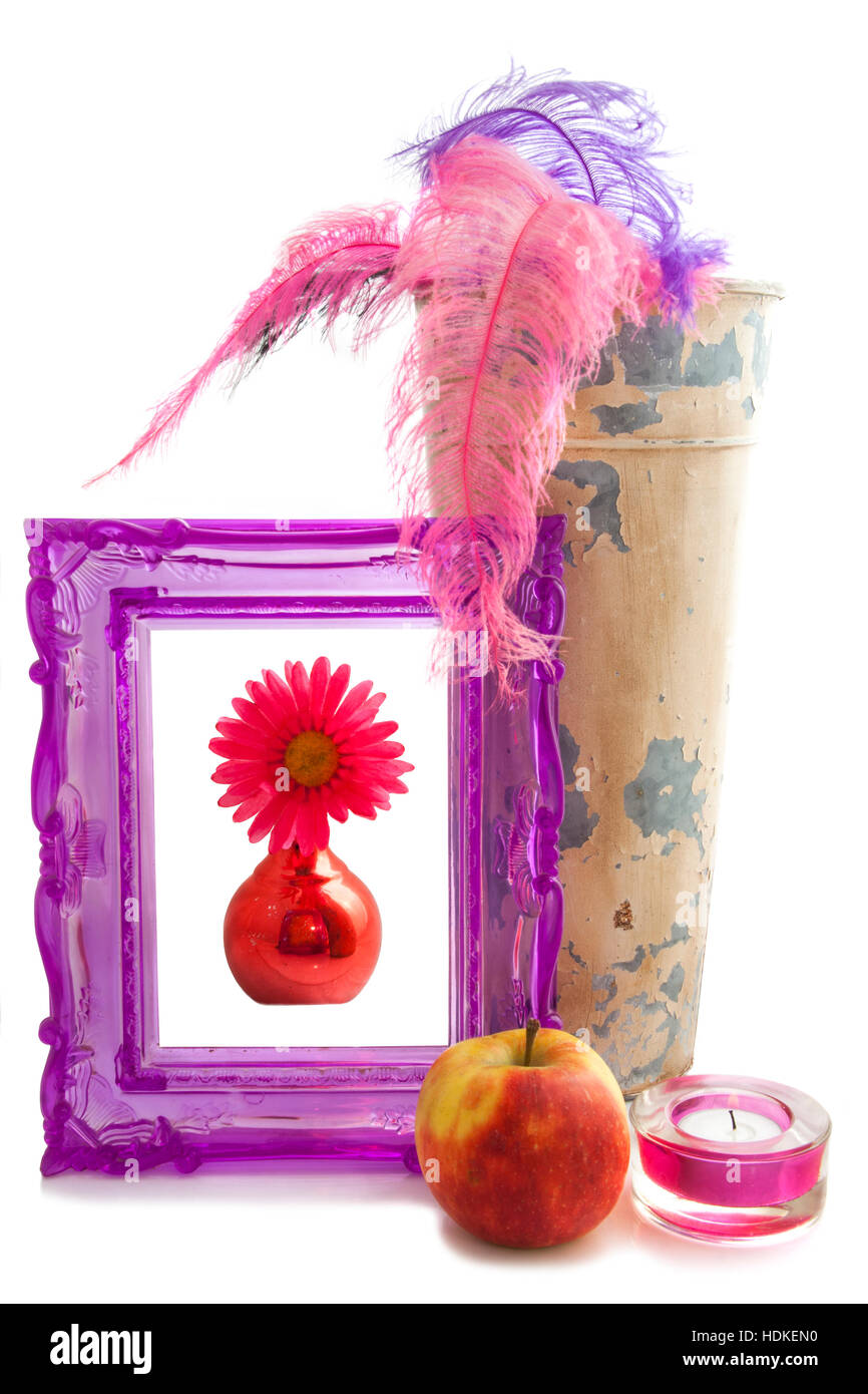 Châssis avec fleur et ancien vase sur un fond blanc Banque D'Images