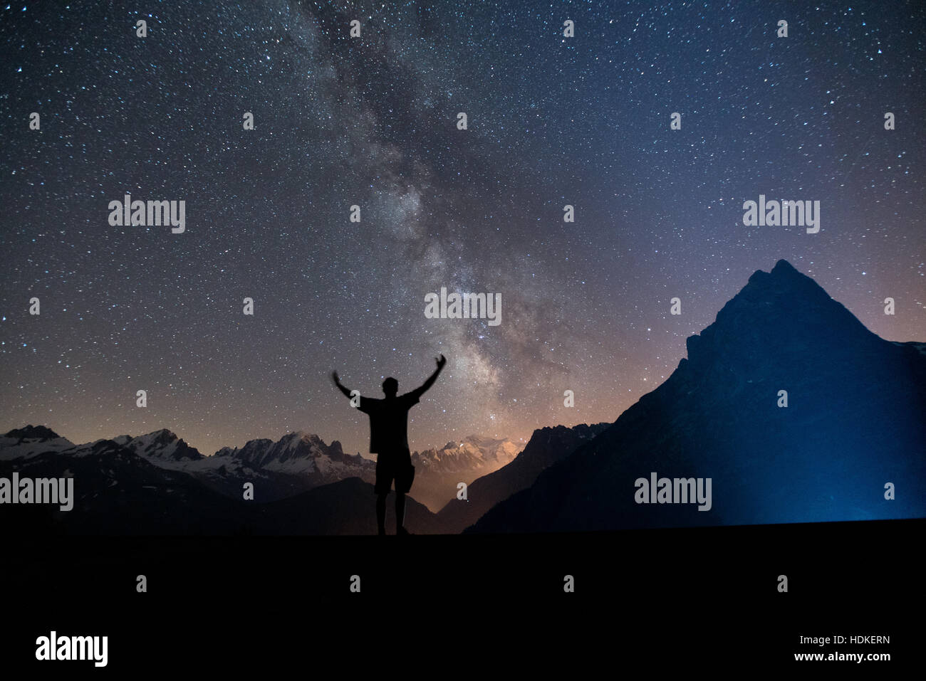 Voie lactée. Ciel de nuit avec des étoiles et silhouette d'un homme Banque D'Images