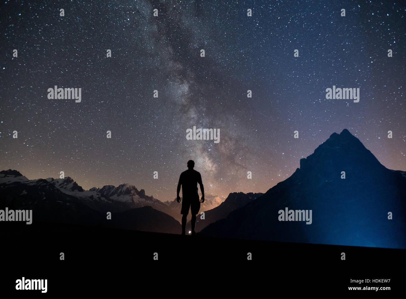 Voie lactée. Ciel de nuit avec des étoiles et silhouette d'un homme Banque D'Images