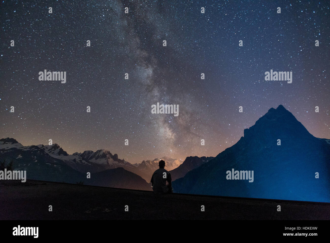 Voie lactée. Ciel de nuit avec des étoiles et silhouette d'un homme Banque D'Images