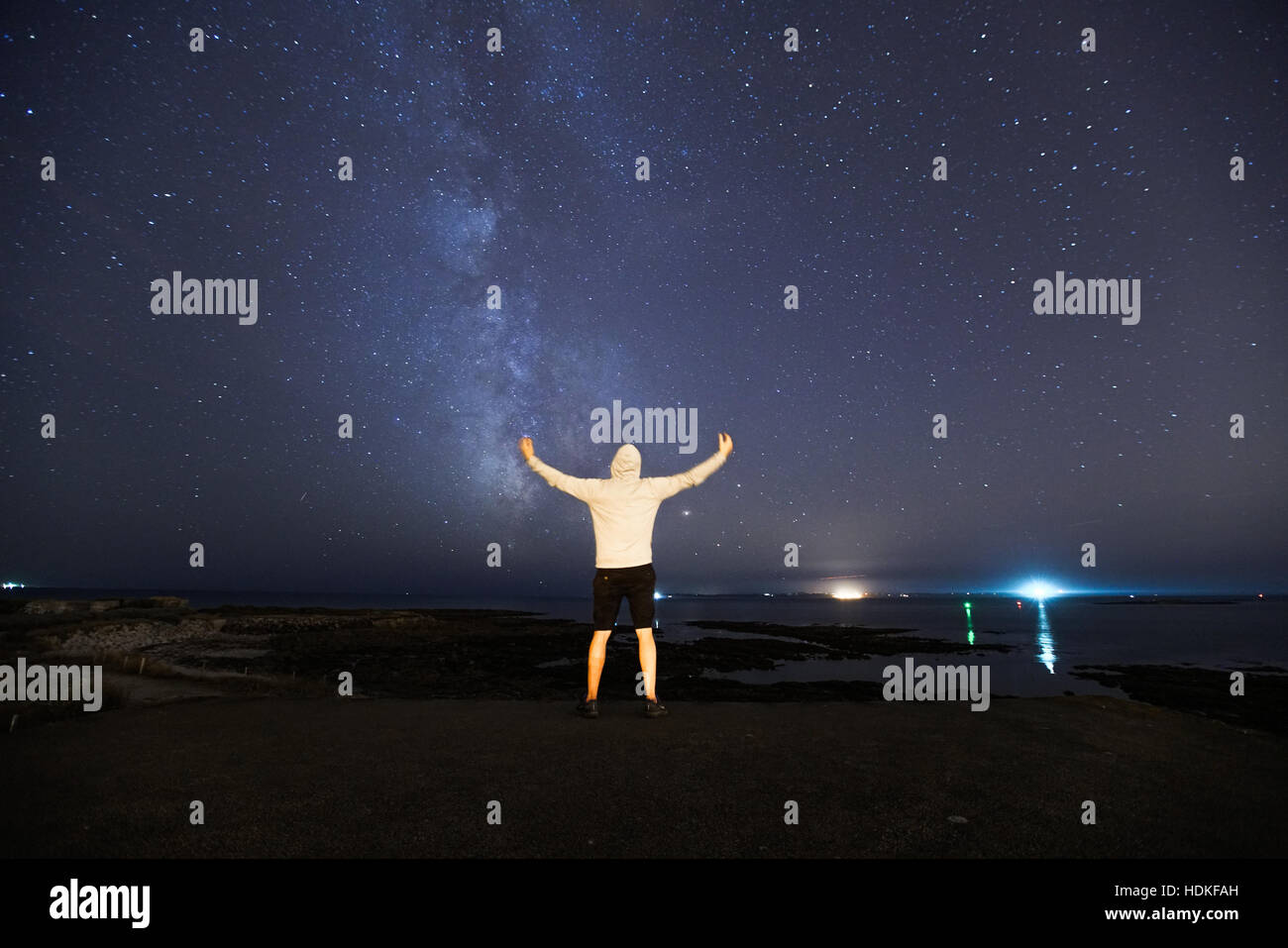 Voie lactée. Ciel de nuit avec des étoiles et silhouette d'un homme Banque D'Images