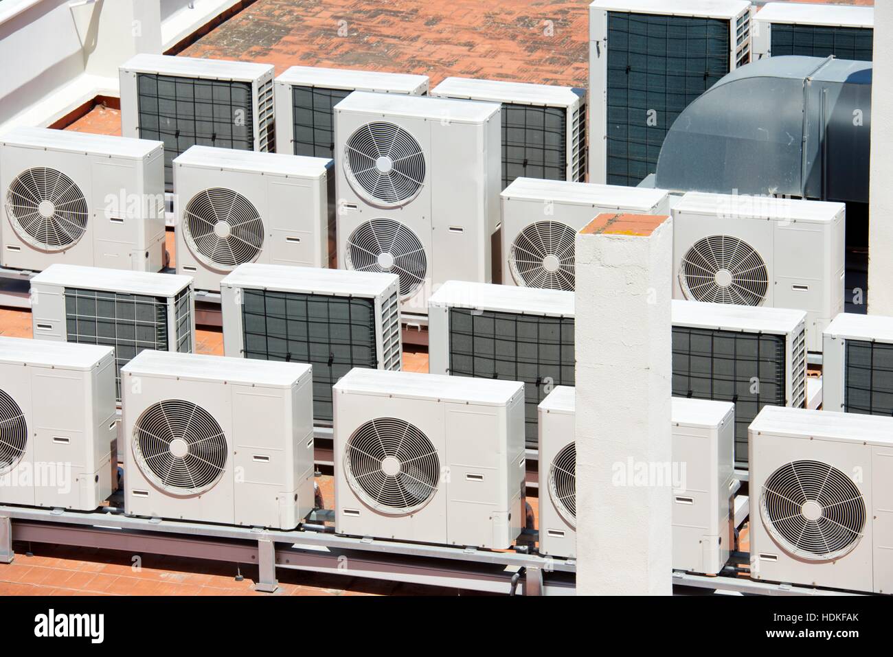 Vue sur le toit d'un immeuble d'un grand équipement de climatisation Photo  Stock - Alamy