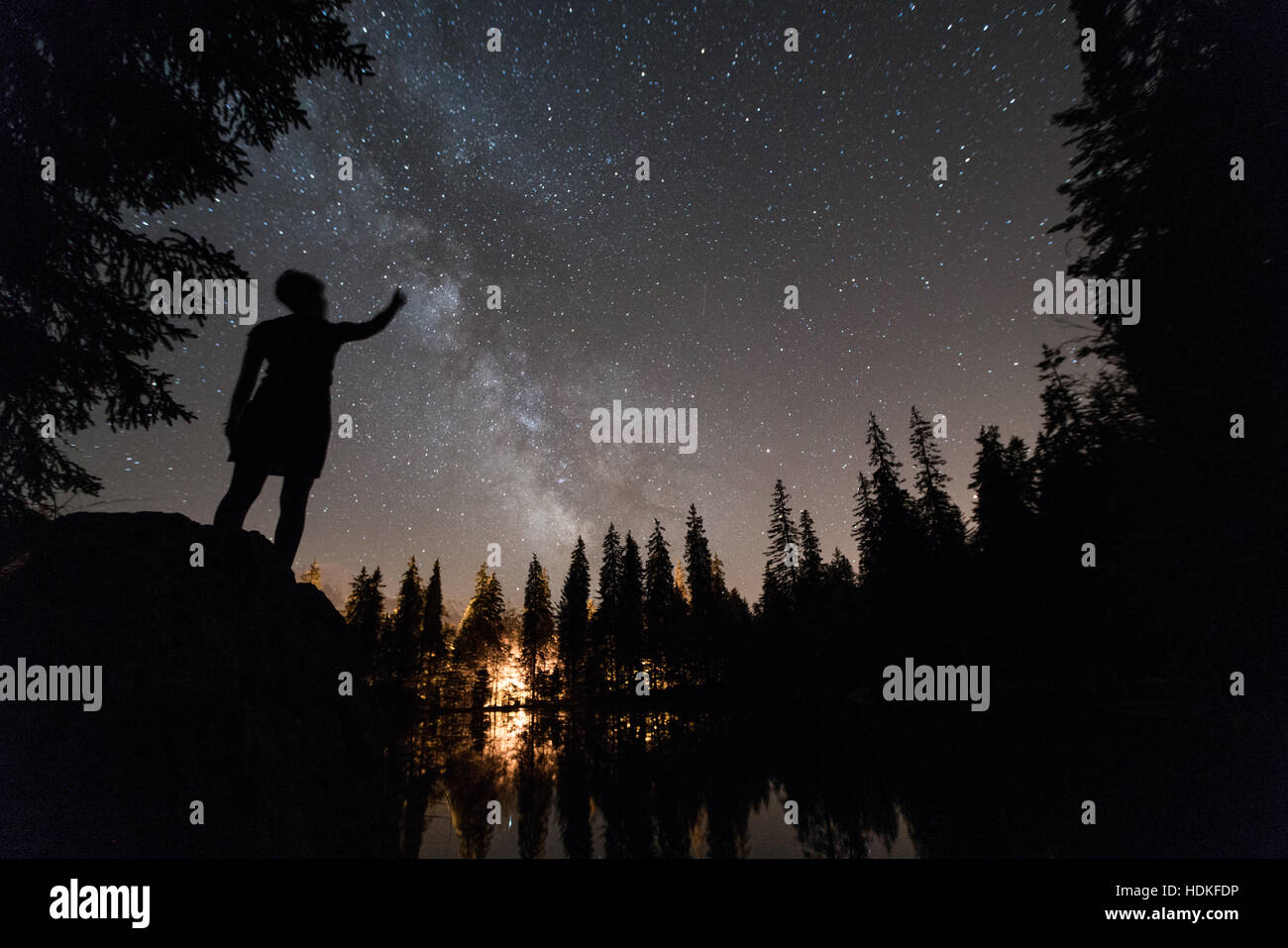 Voie lactée. Ciel de nuit avec des étoiles et silhouette d'une femme Banque D'Images