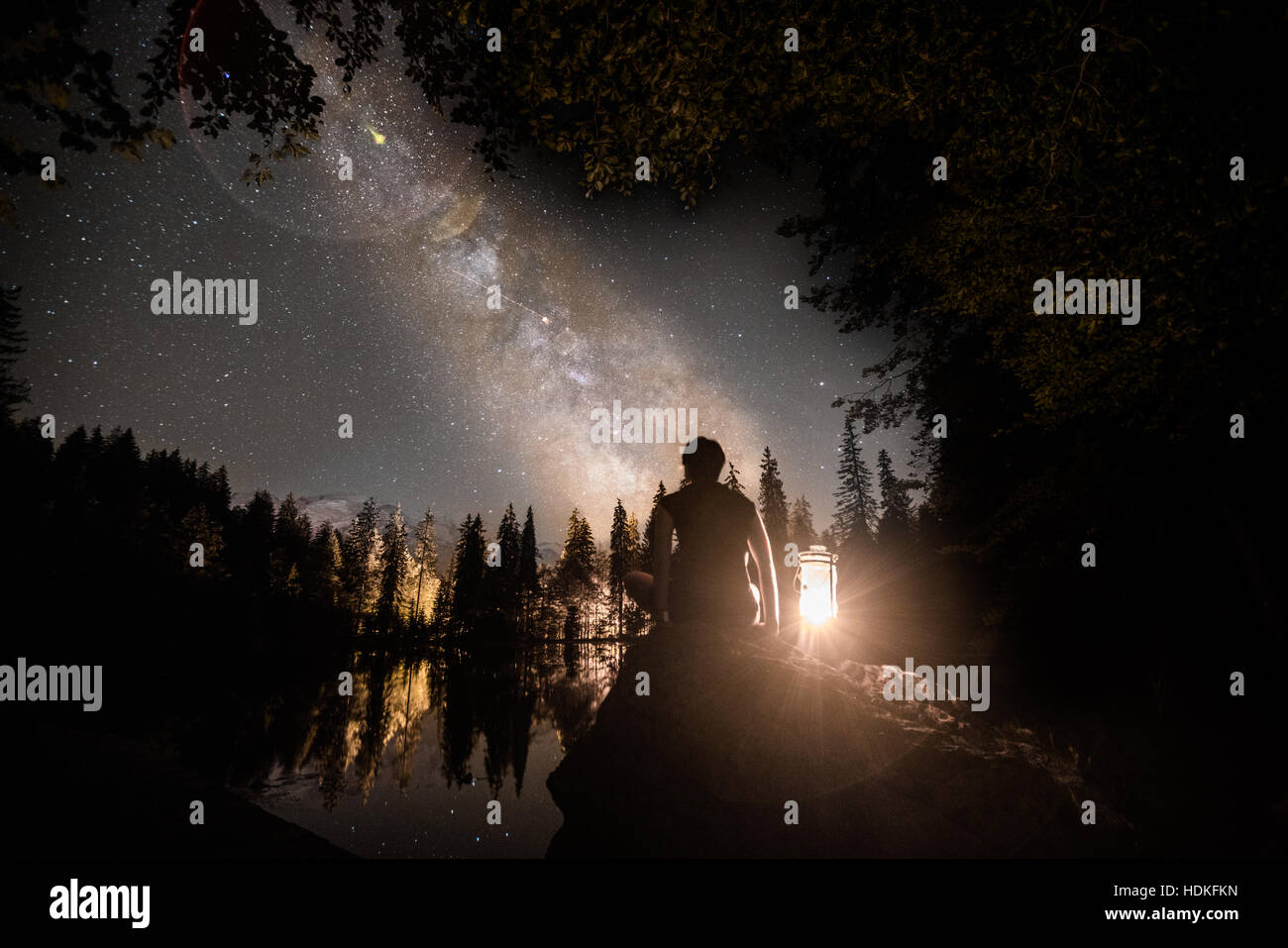 Voie lactée. Ciel de nuit avec des étoiles et silhouette d'une femme Banque D'Images