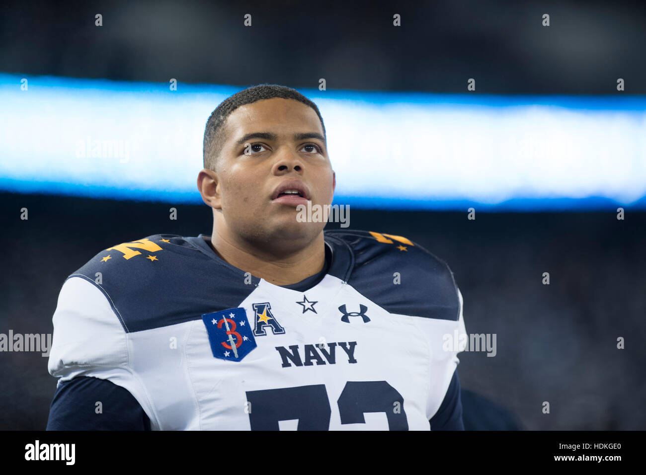 Marine canadienne de football américain Michael Raiford montres de l'écart au cours de la 117e match de football de la marine de l'Armée de M&T Bank Stadium le 10 décembre 2016 à Baltimore, Maryland. Défaite de l'armée de l'académie navale des États-Unis 21-17 accrochage 14 ans (leur strie perdante. Banque D'Images