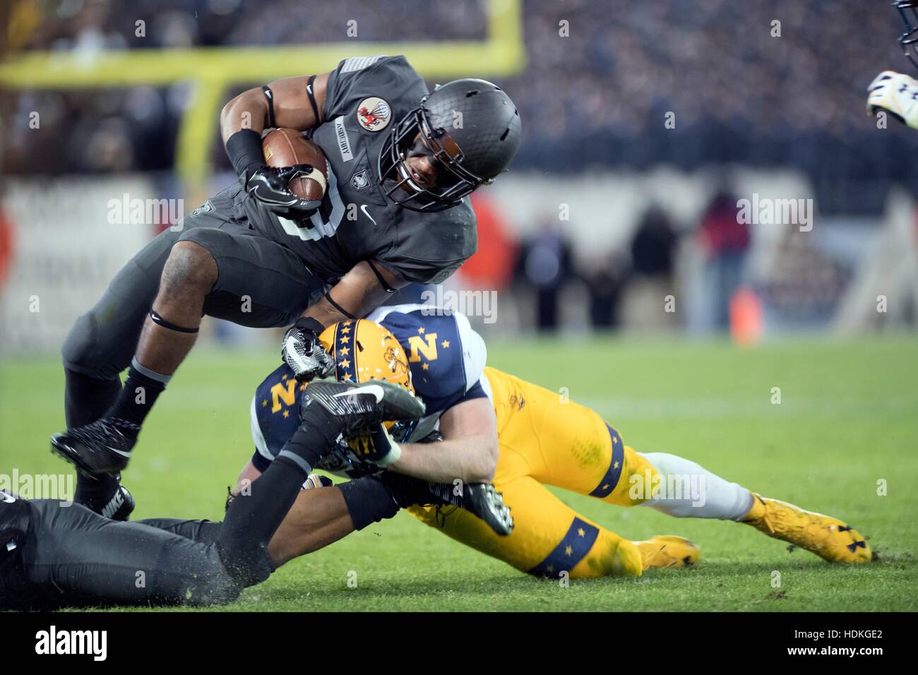 Des cadets de l'Armée de West Point (The) Jordanie est abordée au cours du quatrième trimestre de la 117e match de football de la marine de l'Armée de M&T Bank Stadium le 10 décembre 2016 à Baltimore, Maryland. Défaite de l'armée de l'académie navale des États-Unis 21-17 accrochage 14 ans (leur strie perdante. Banque D'Images
