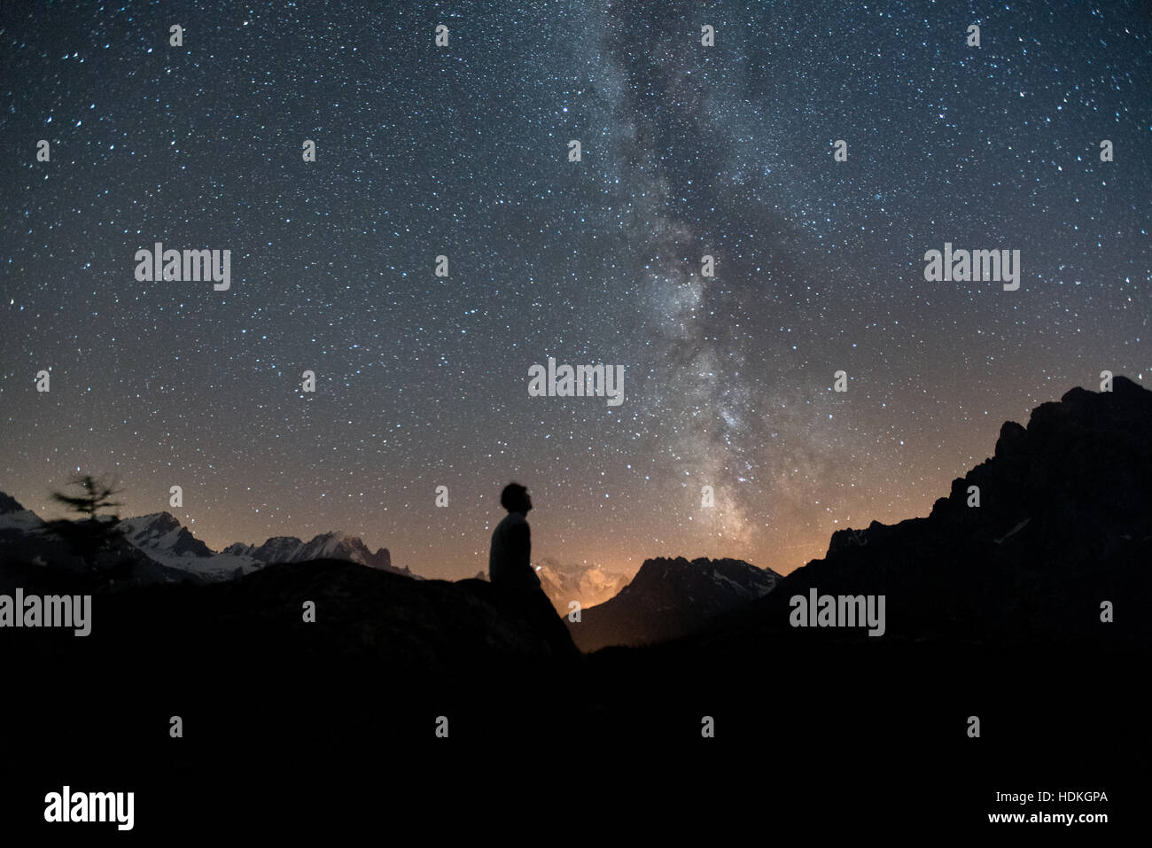 Voie lactée. Ciel de nuit avec des étoiles et silhouette d'un homme Banque D'Images