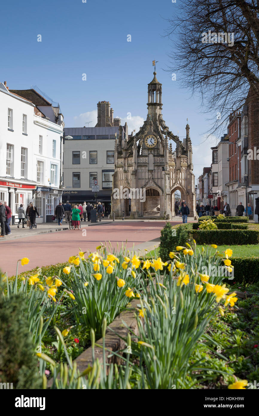 Rue de l'Ouest, une zone piétonne, et de la Croix du marché, Chichester avec ressort de jonquilles. Chichester, West Sussex, UK Banque D'Images
