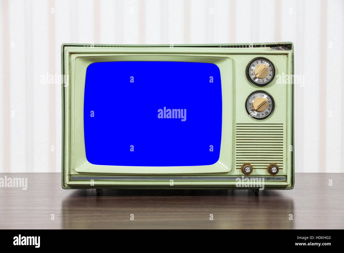 Grungy green vintage téléviseur avec écran bleu chroma key. Banque D'Images