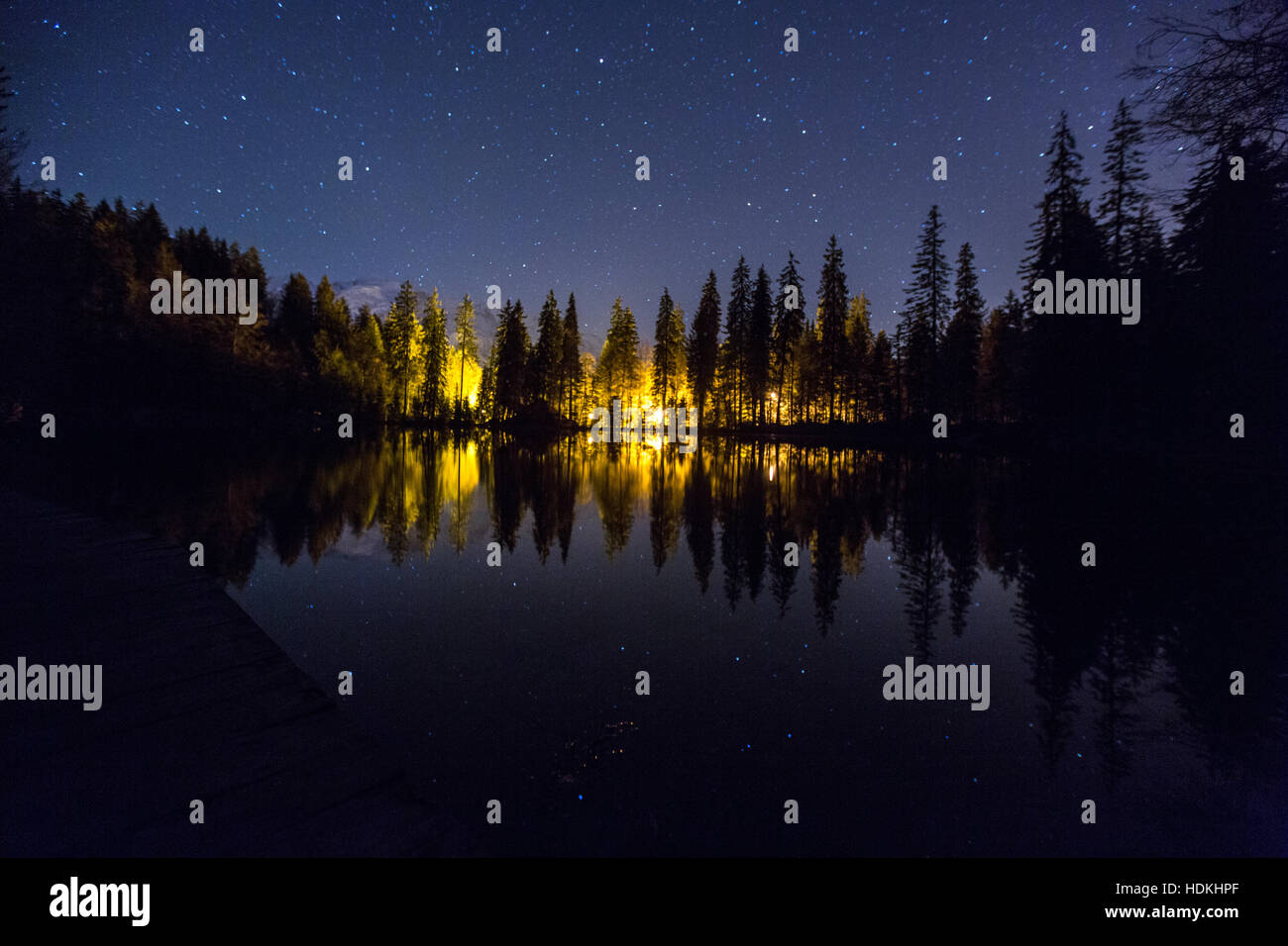 Vue de nuit au Lac Vert. Jeux de lumière et reflets Banque D'Images