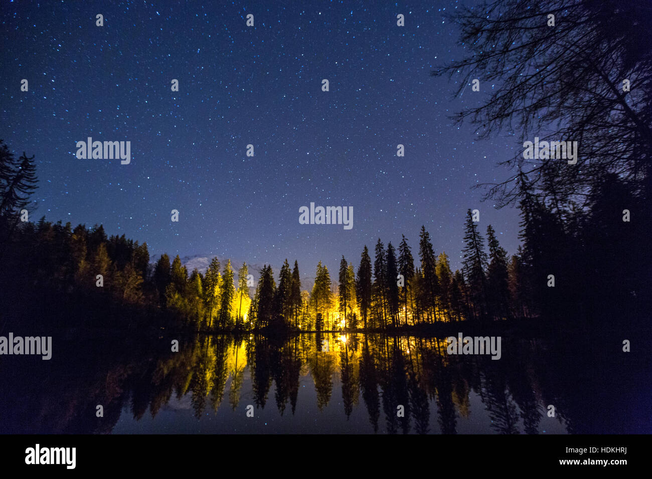 Vue de nuit au Lac Vert. Jeux de lumière et reflets Banque D'Images