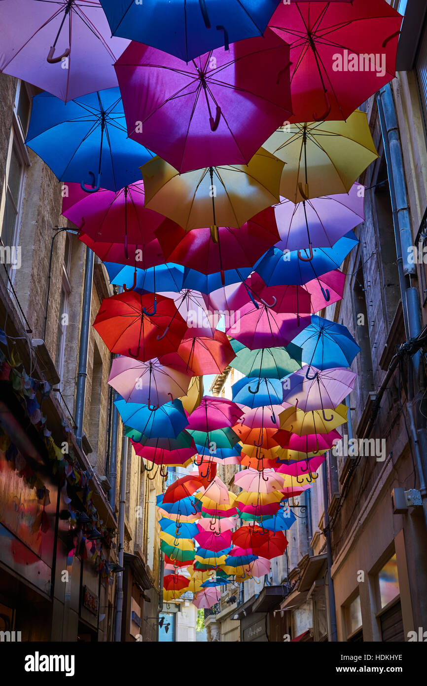 Beaucoup de parapluies colorant le ciel de la ville d'Arles france Photo  Stock - Alamy