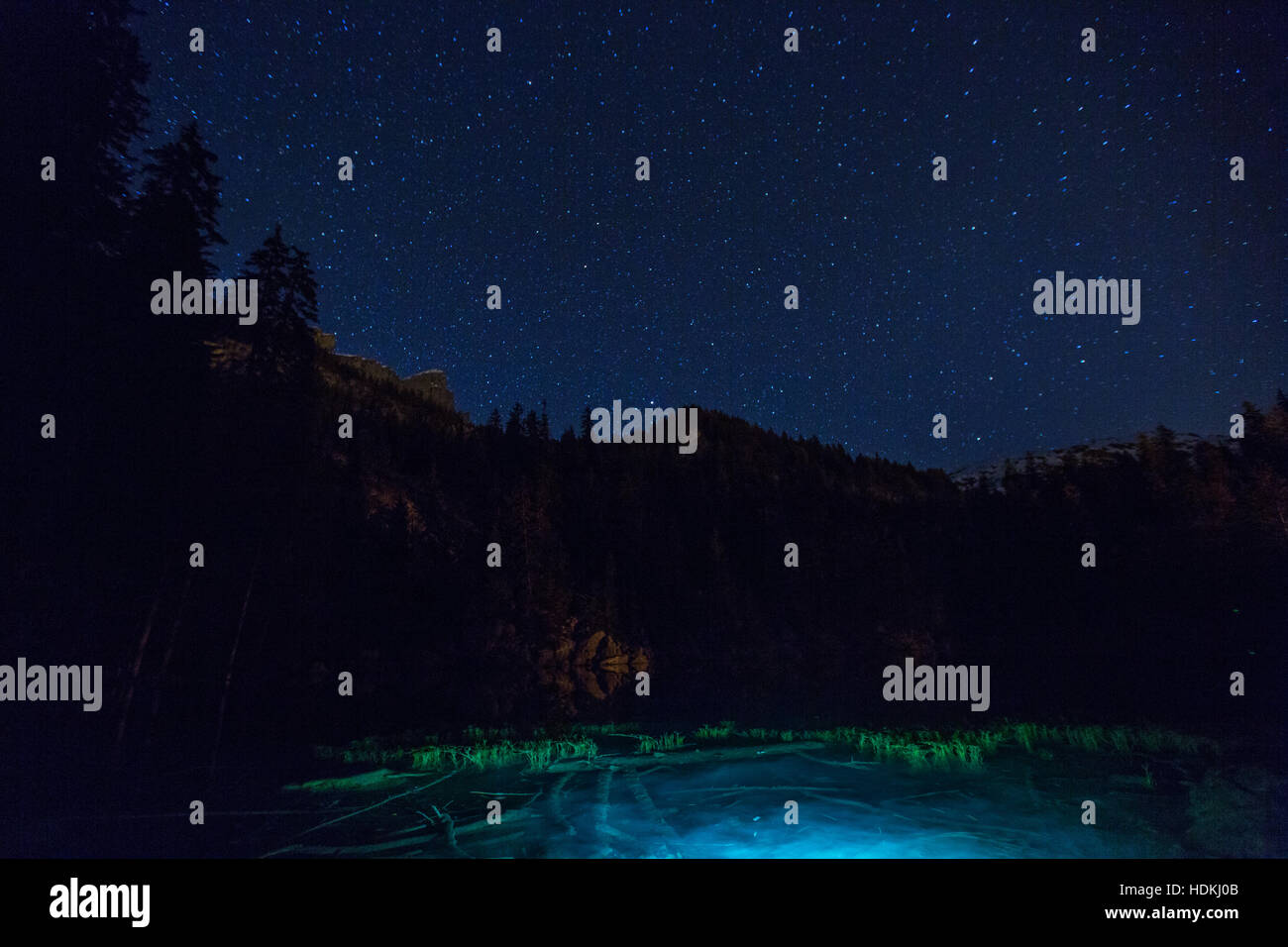 Vue de nuit au Lac Vert. Jeux de lumière et reflets Banque D'Images