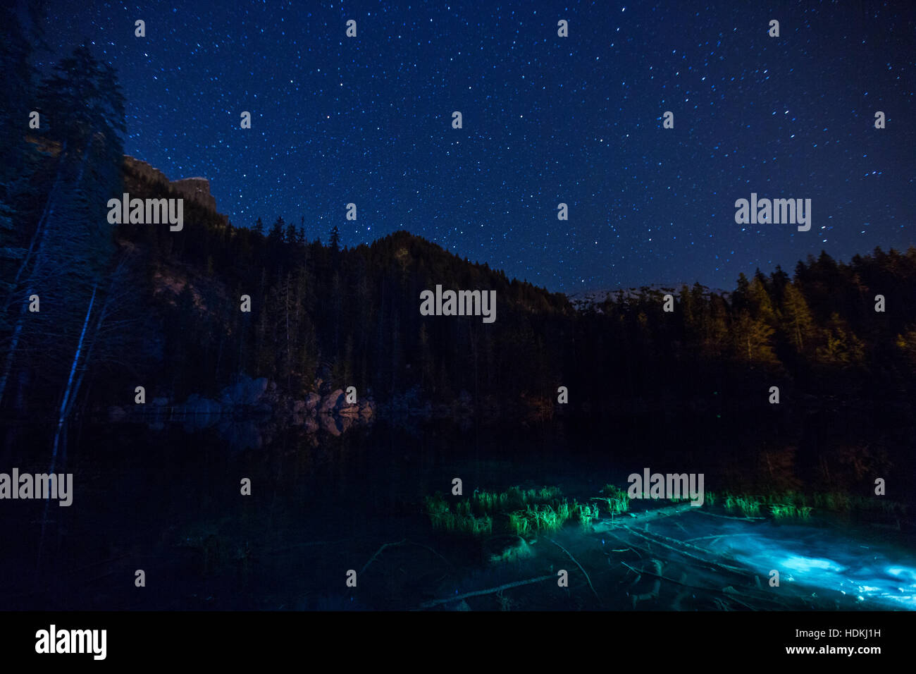 Vue de nuit au Lac Vert. Jeux de lumière et reflets Banque D'Images