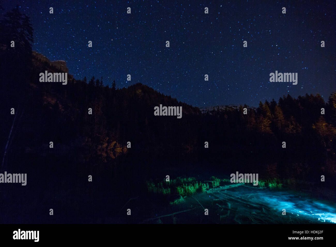 Vue de nuit au Lac Vert. Jeux de lumière et reflets Banque D'Images