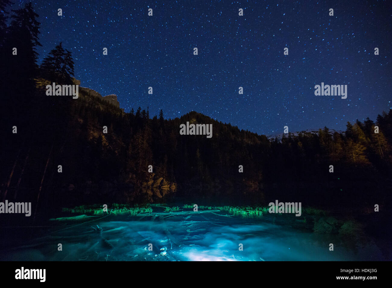 Vue de nuit au Lac Vert. Jeux de lumière et reflets Banque D'Images