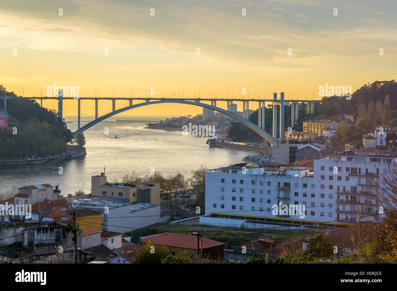 Porto-Vila Nova de Gaia pont Arrábida, 1963, par Edgar Cardoso et Inácio Peres Fernandes, sur la rivière Douro vu de Massarelos, Porto, Portugal Banque D'Images