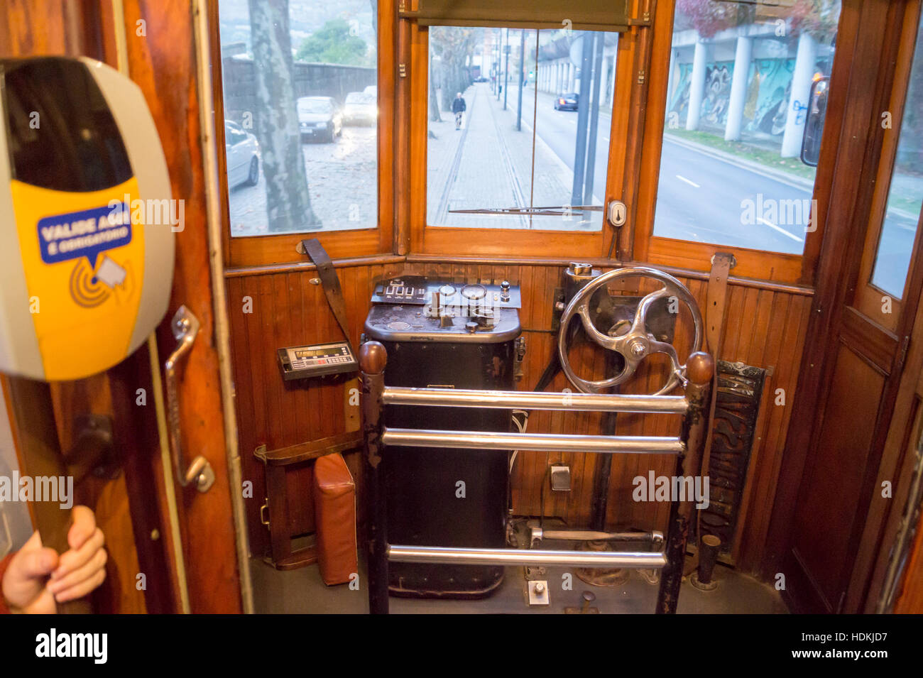 Cabine du conducteur d'un tramway électrique vintage sur le nombre 18 et 22 route de Batalha de Carmo, Porto (Porto), Portugal Banque D'Images