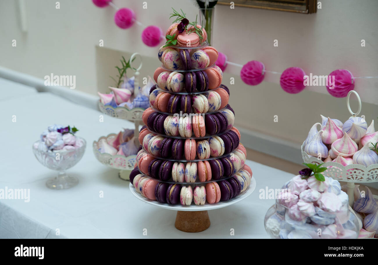 Un gâteau aux macarons. Macarons énoncée dans une tour à la formation de l'air d'un gros gâteau. Banque D'Images