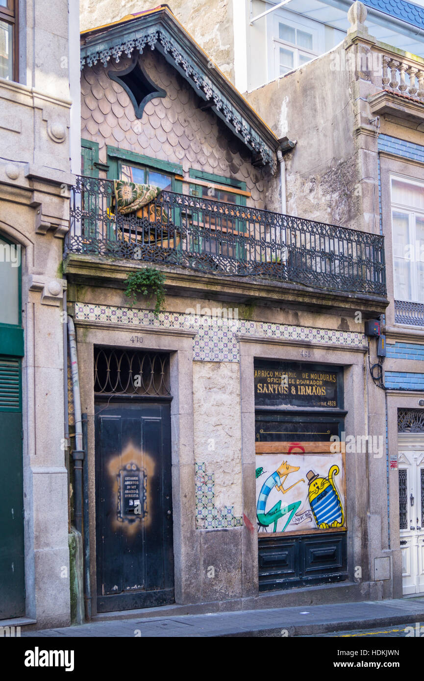 Street murales sur une ancienne boutique du fabricant du châssis, Porto (Porto), Portugal Banque D'Images