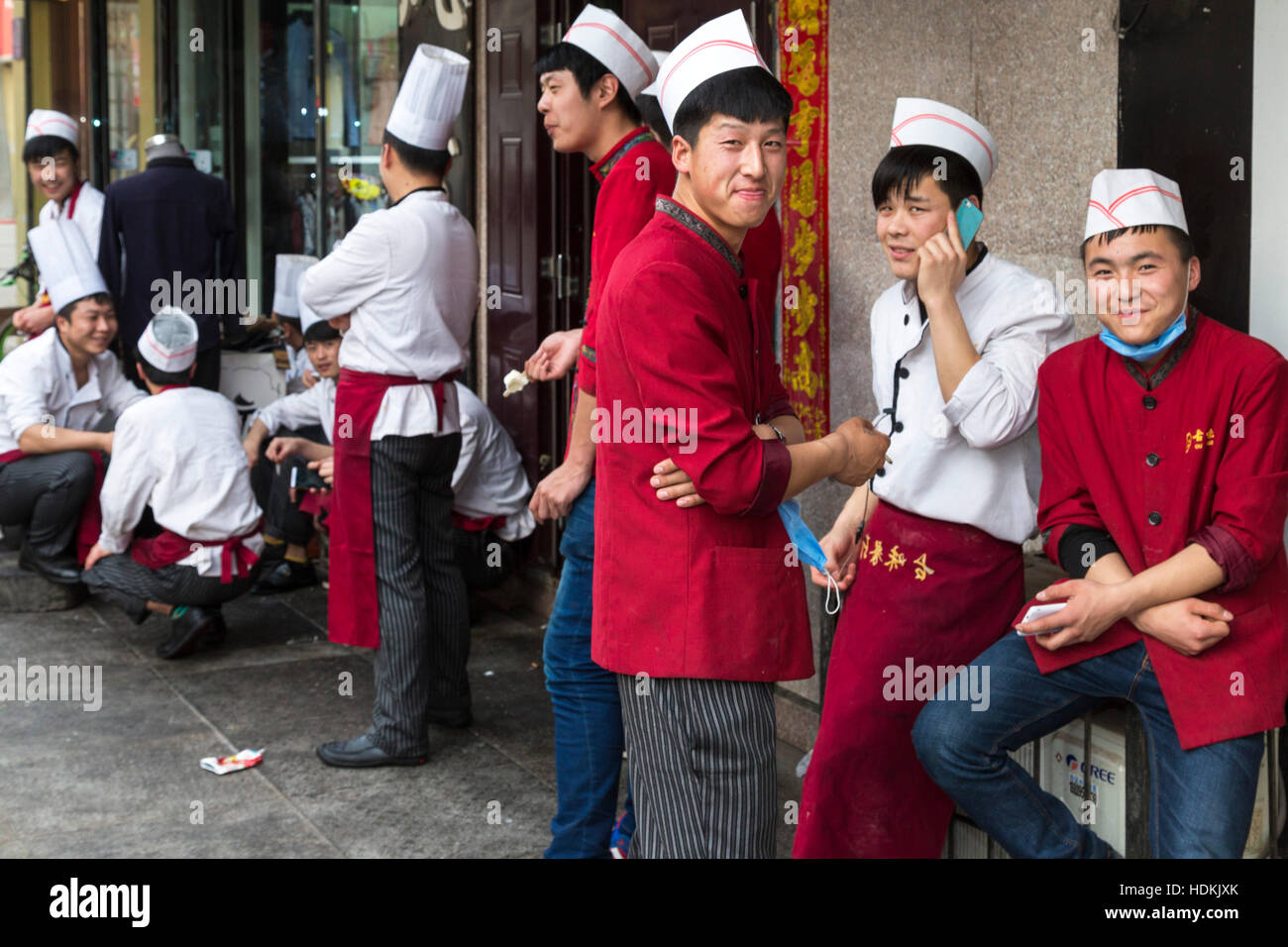 Personnel du restaurant chinois sur pause, Yinchuan, Ningxia, Chine Banque D'Images