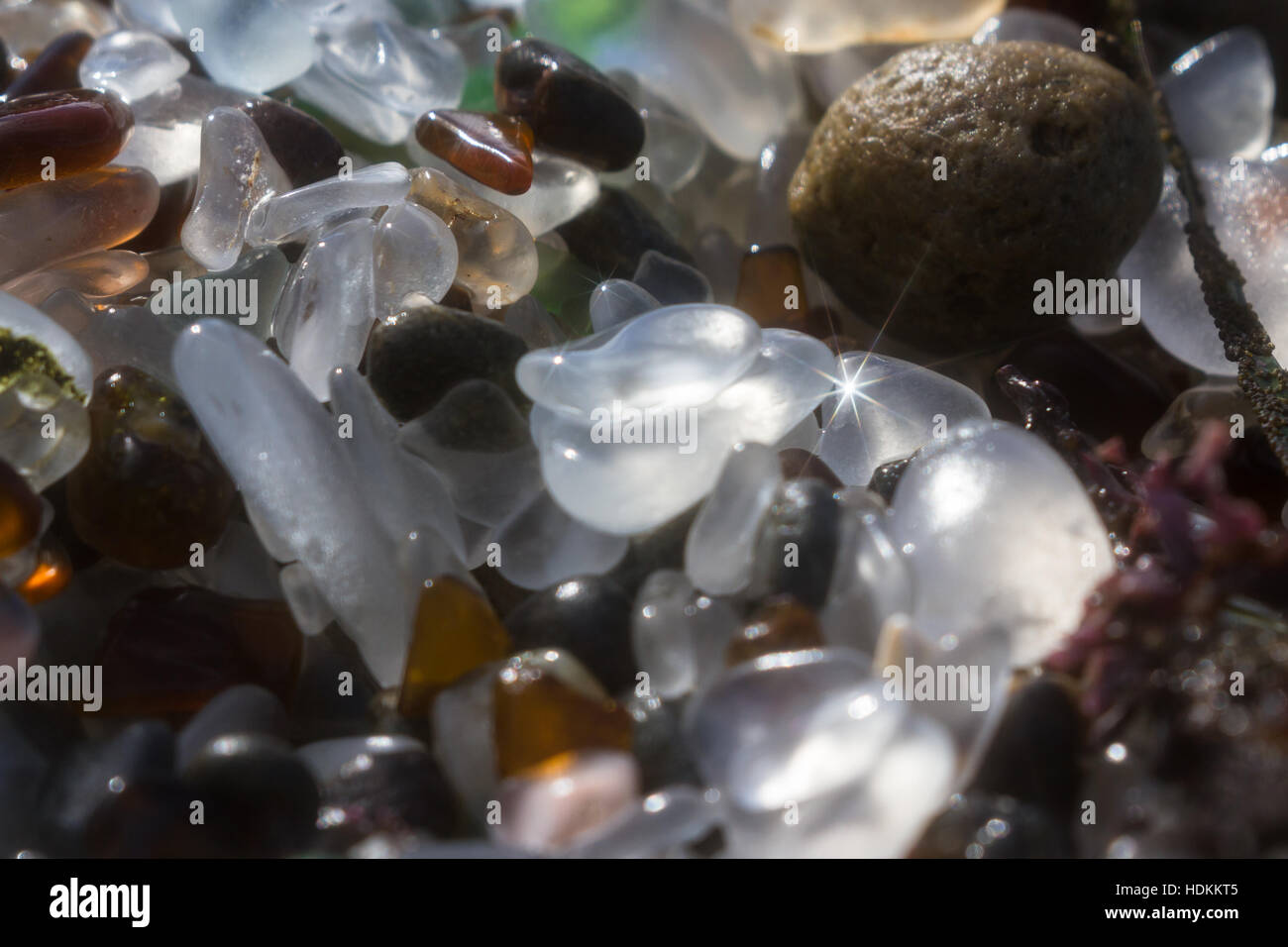 Close up du verre cailloux qui couvre cette plage à Fort Bragg en utilisant une caméra sur star filtre pour un effet doux rêveur Banque D'Images