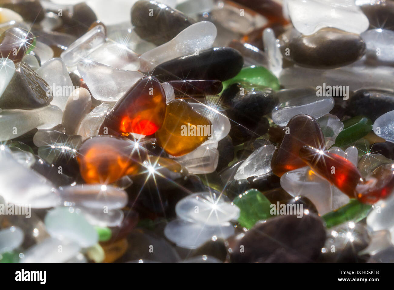 Close up du verre cailloux qui couvre cette plage à Fort Bragg en utilisant une caméra sur star filtre pour un effet doux rêveur Banque D'Images