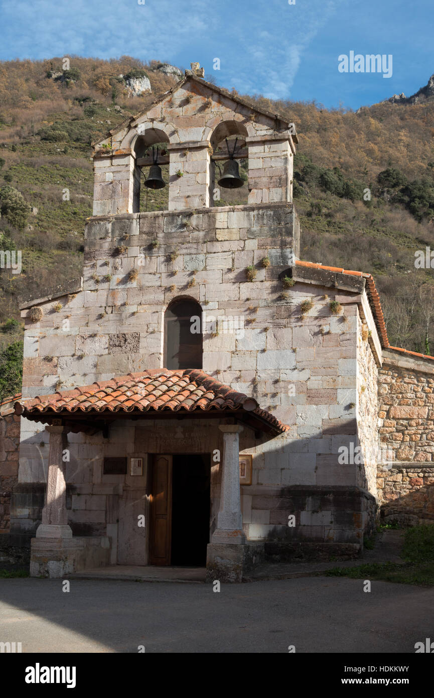 L'église San Pedro, Pola de Somiedo, Asturies Banque D'Images