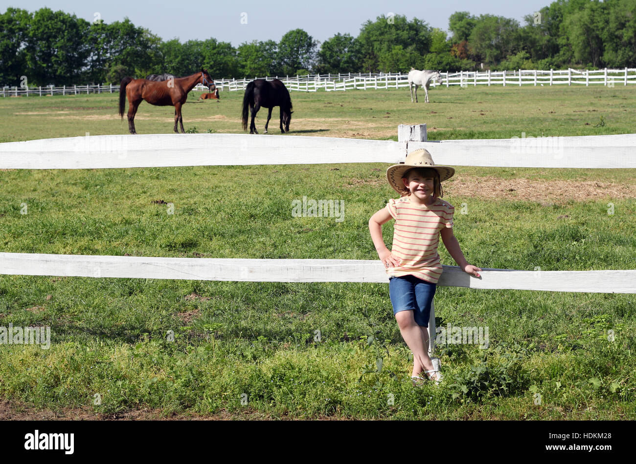 Happy little girl avec chapeau de cowboy sur ranch Banque D'Images