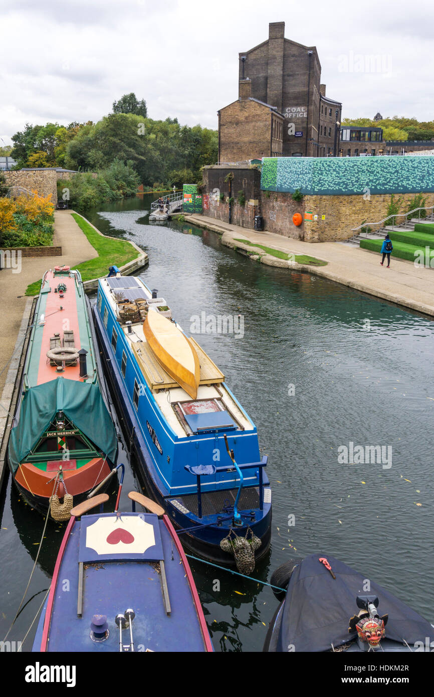 Bateaux étroits sur le Regent's Canal à King's Cross, Londres. Banque D'Images