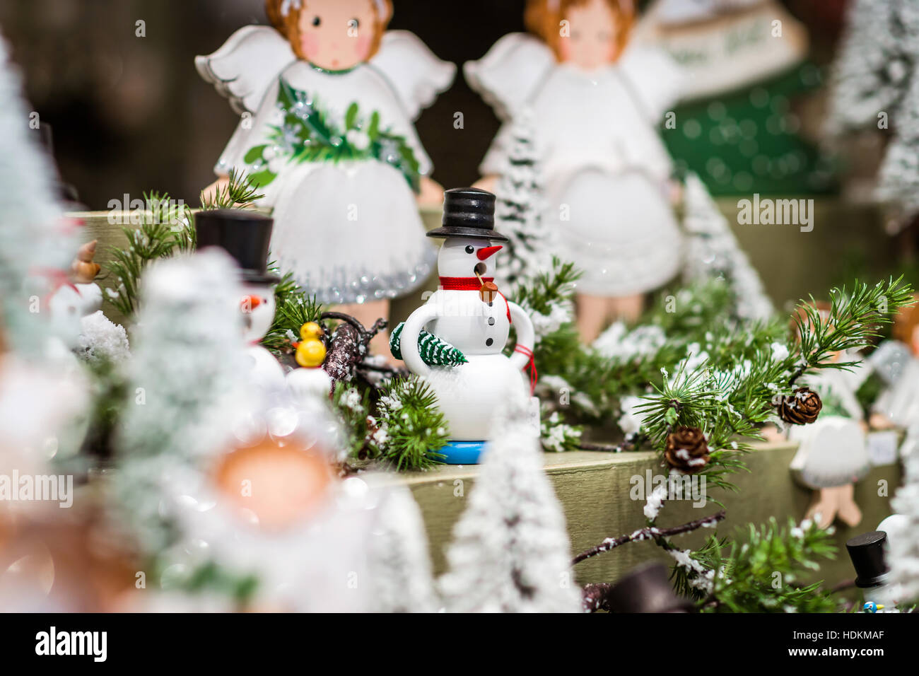 Marché de Noël traditionnel avec des souvenirs, Strasbourg, Alsace, France Banque D'Images