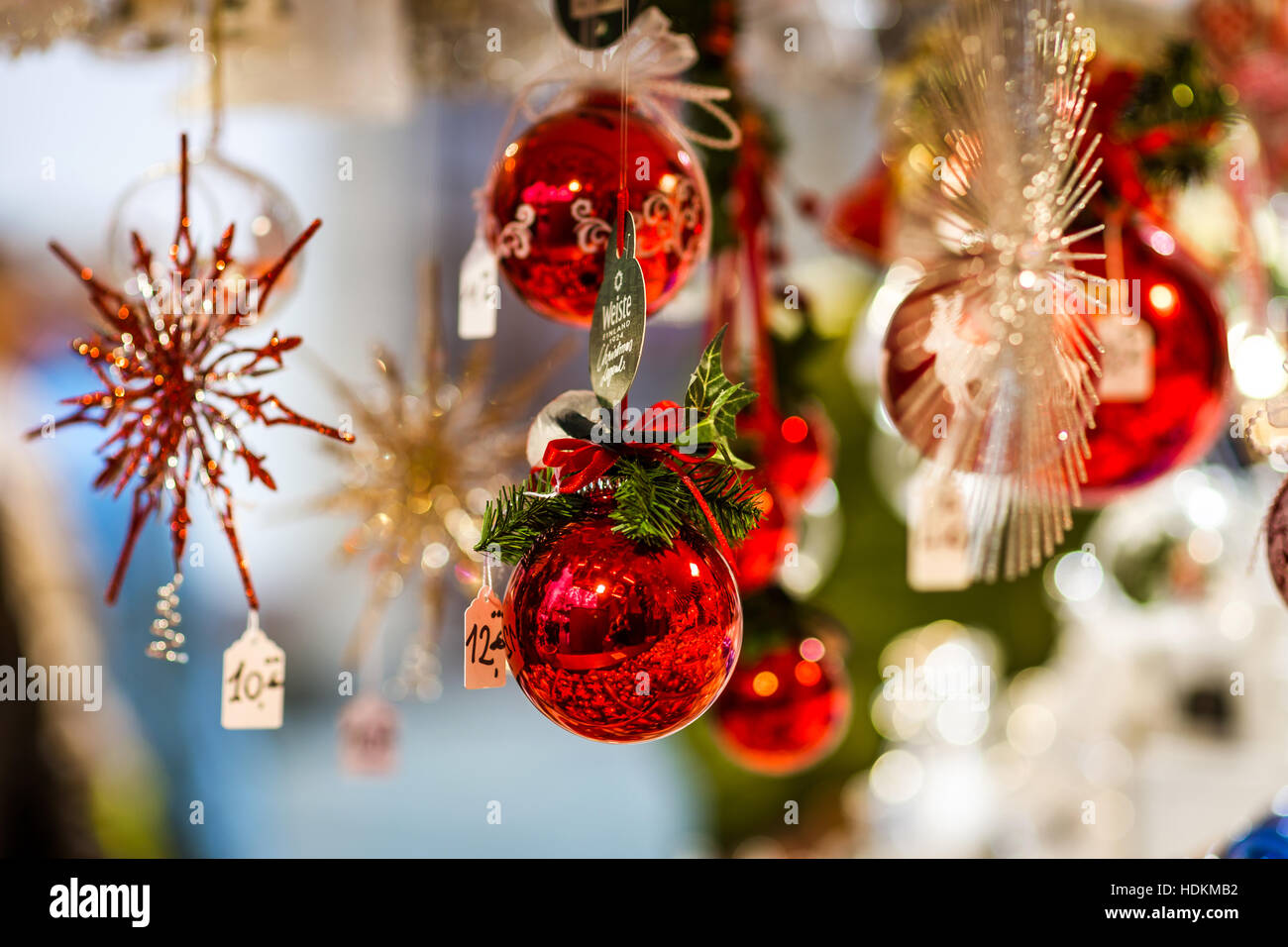 Marché de Noël traditionnel avec des souvenirs, Strasbourg, Alsace, France Banque D'Images