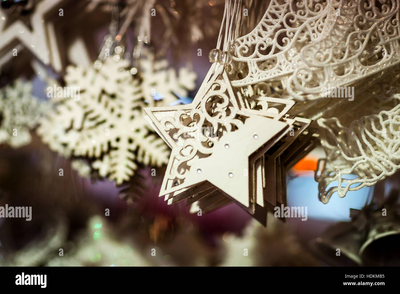 Marché de Noël traditionnel avec des souvenirs, Strasbourg, Alsace, France Banque D'Images