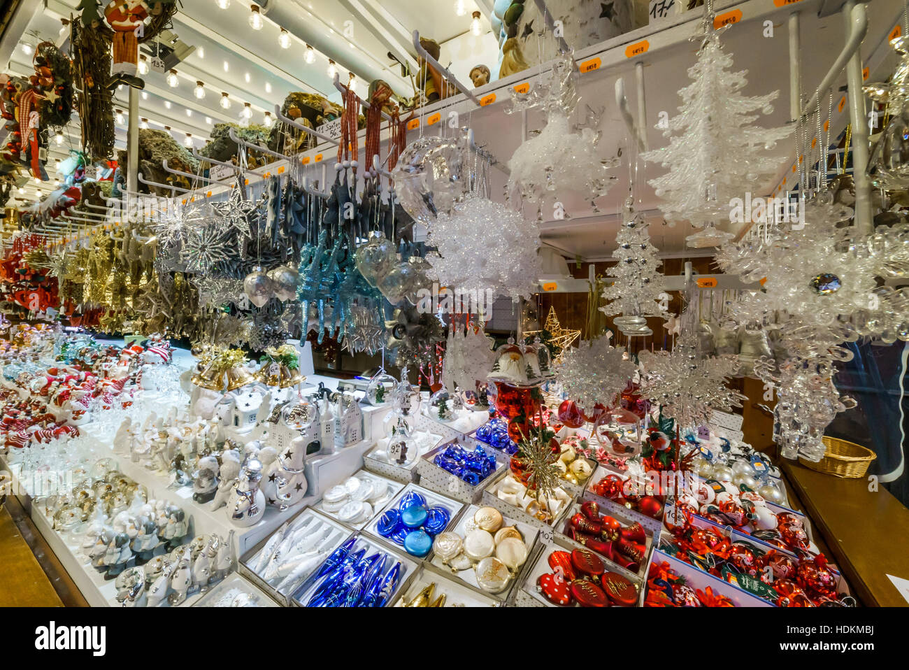 Marché de Noël traditionnel avec des souvenirs, Strasbourg, Alsace, France Banque D'Images