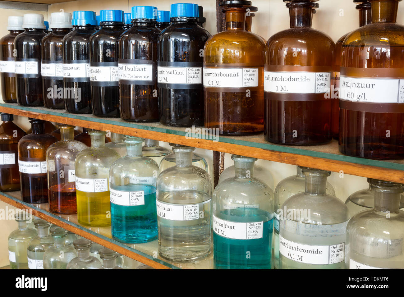 Lignes de produits chimiques dans des bouteilles en verre sur des étagères à l'école secondaire sur la chimie Banque D'Images
