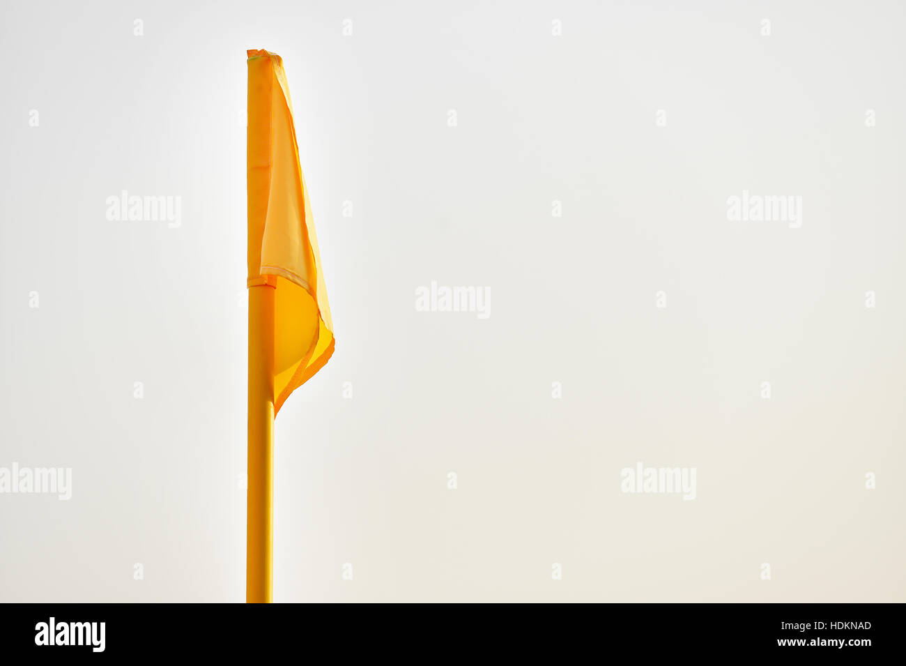 Détail tourné avec poteau de coin jaune sur un terrain de soccer Banque D'Images