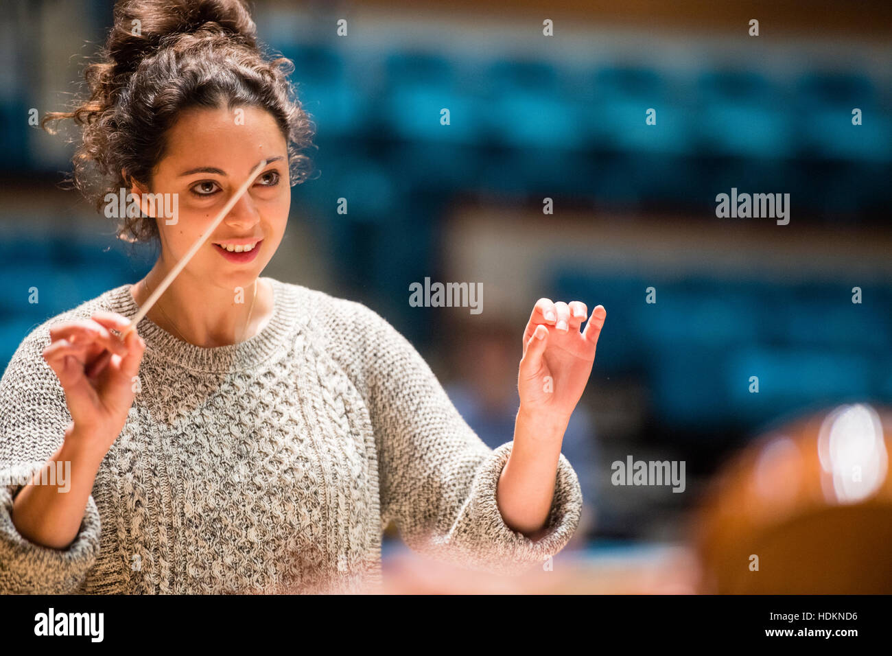 Gabriella Teychenne, musicien, prenant part à un atelier de réalisation à MusicFest Aberystwyth , Pays de Galles UK, 2016 Banque D'Images
