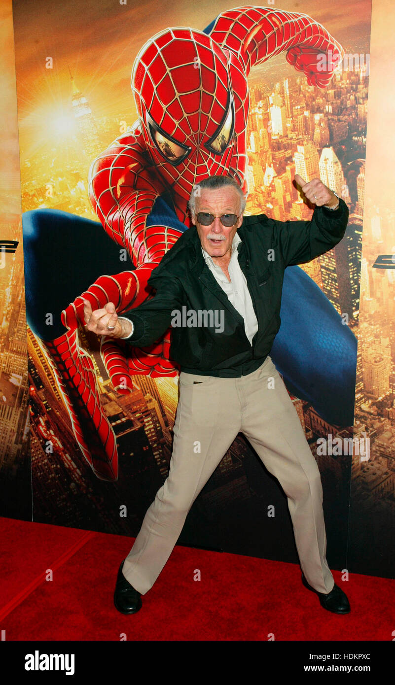 Spiderman créateur Stan Lee à la première pour le film de Columbia Pictures, 'Spider-man 2' au Mann Village Theater à Westwood de Los Angeles, Californie le 22 juin 2004. Crédit photo : Francis Specker Banque D'Images