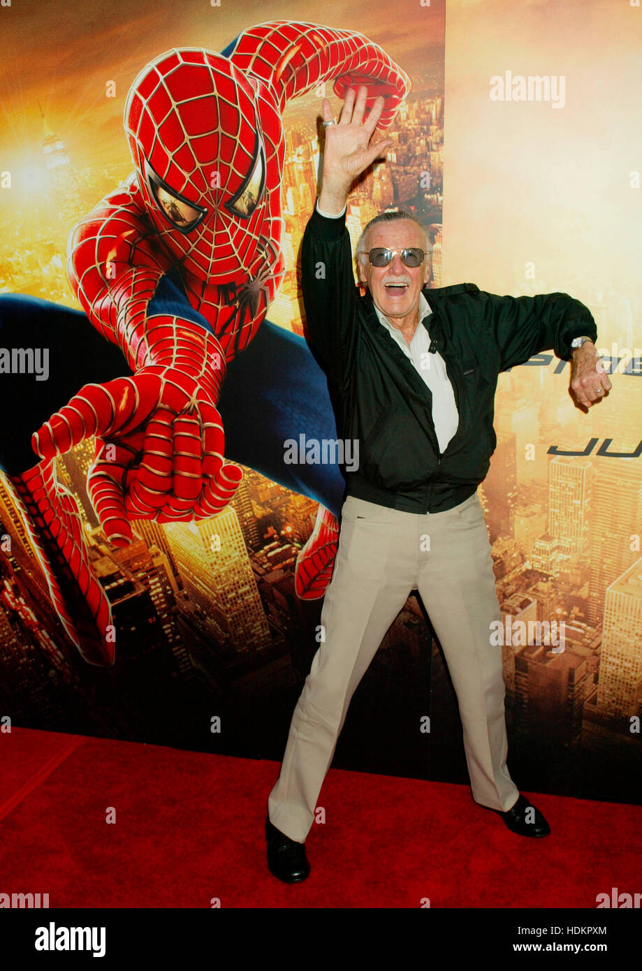 Spiderman créateur Stan Lee à la première pour le film de Columbia Pictures, 'Spider-man 2' au Mann Village Theater à Westwood de Los Angeles, Californie le 22 juin 2004. Crédit photo : Francis Specker Banque D'Images