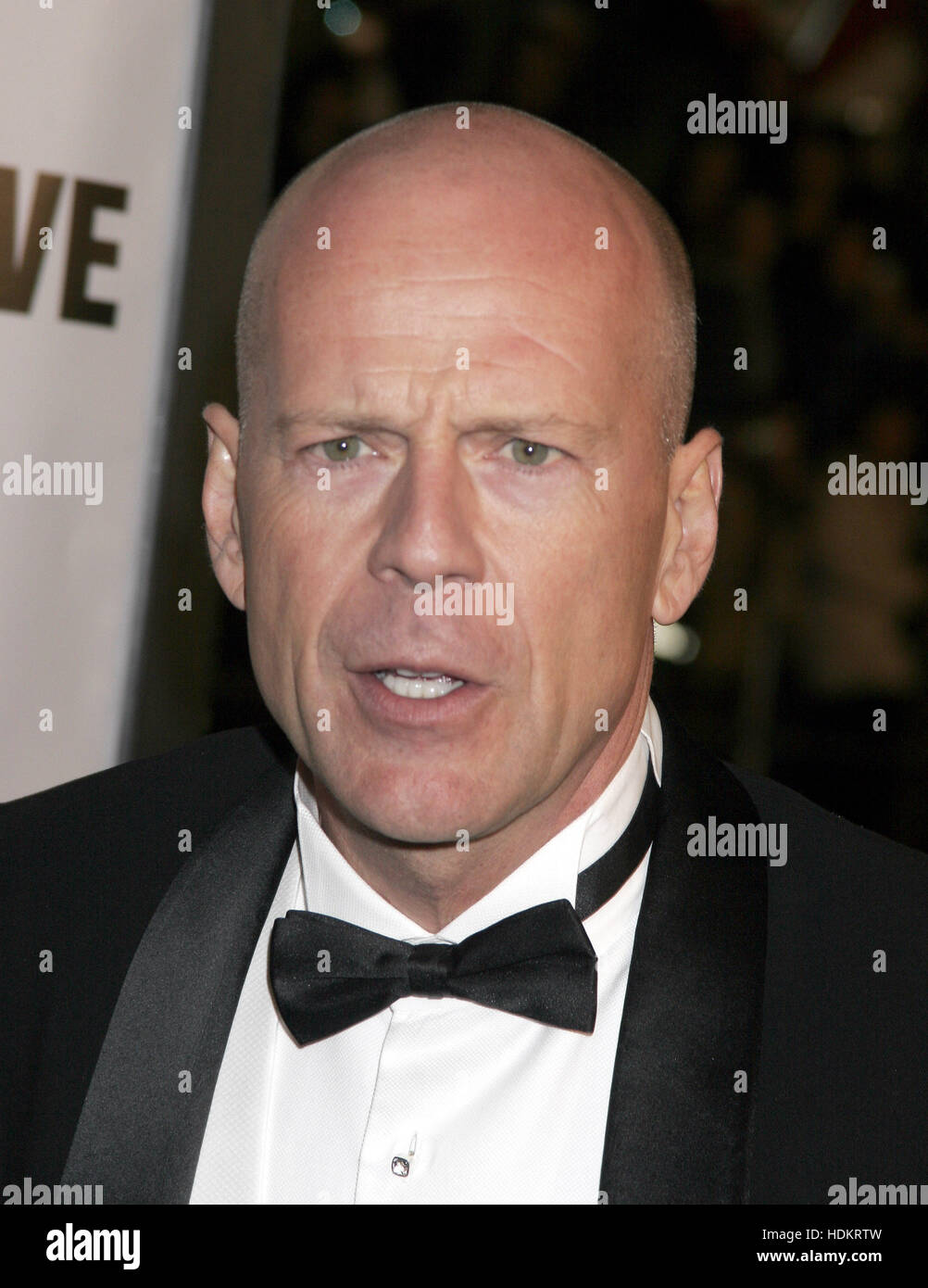 Bruce Willis à la première du film, "Ocean's Twelve" au Grauman's Chinese Theatre Le 8 décembre 2004 à Los Angeles. Crédit photo : Francis Specker Banque D'Images