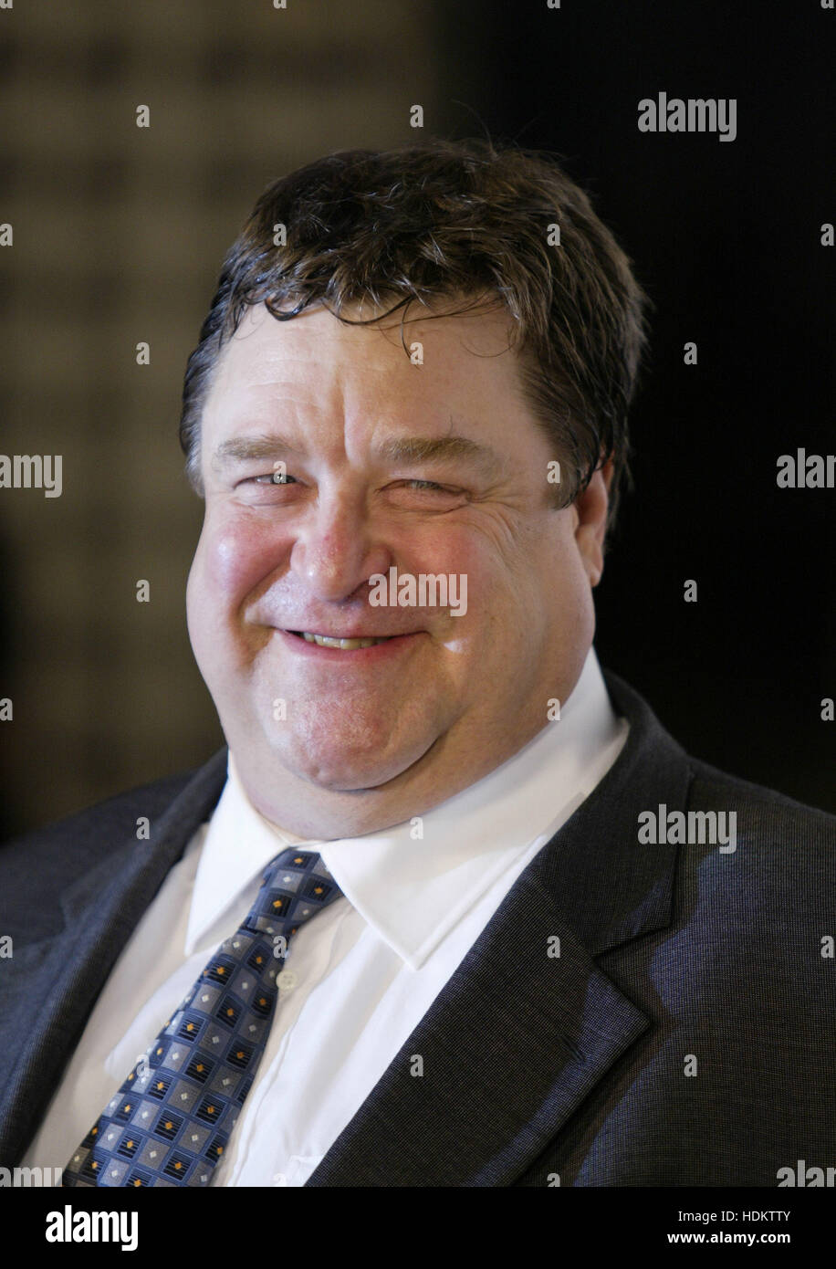 L'acteur John Goodman à l'avant-première de 'au-delà de la Mer" le 4 novembre 2004 à Los Angeles, Californie. Crédit photo : Francis Specker Banque D'Images