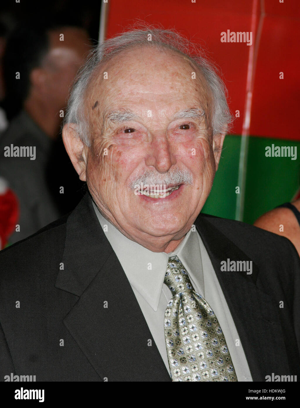 Acteur Bill Macy, acteur de son nouveau film, "survivre" de Noël, arrive à la première du film au Grauman's Chinese Theatre de Los Angeles, le 14 octobre 2004. Photo par Francis Specker Banque D'Images