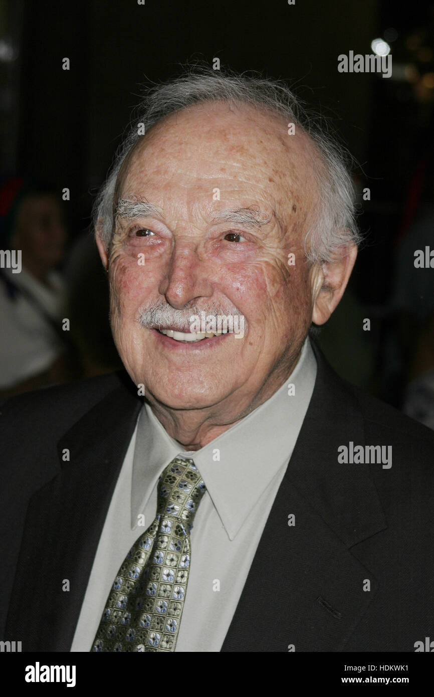 Bill Macy à la première pour "survivre" à Noël 2004 octobre 143, à Los Angeles, Californie. Crédit photo : Francis Specker Banque D'Images