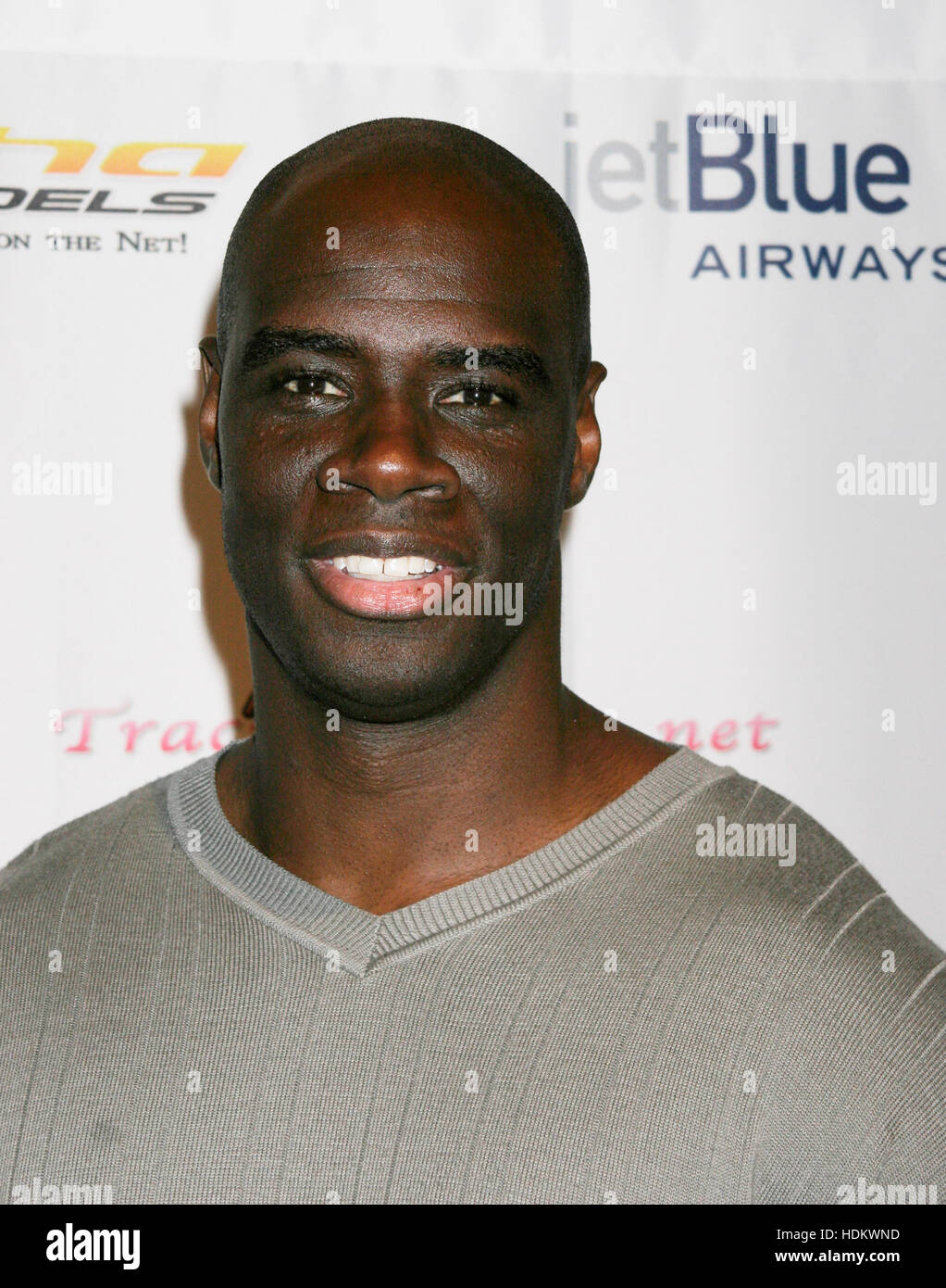 Acteur Isaac C. Singleton Jr. pose pour les photographes à theTraci Torybag site fête de lancement à l'Araignée Club à Los Angeles, le 13 octobre 2004. Photo par Francis Specker Banque D'Images