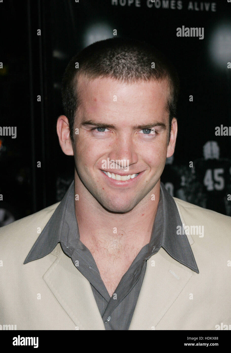 Lucas Black acteur pose pour les photographes à la premire du film, 'Friday Night Lights', au Grauman's Chinese Theatre de Los Angeles, le 6 octobre 2004. L'Universal film sur la saison 1988 de l'équipe de football des Panthers Haut Permien d'Odessa, Texas, s'ouvre aux États-Unis le 8 octobre. Photo par Francis Specker Banque D'Images