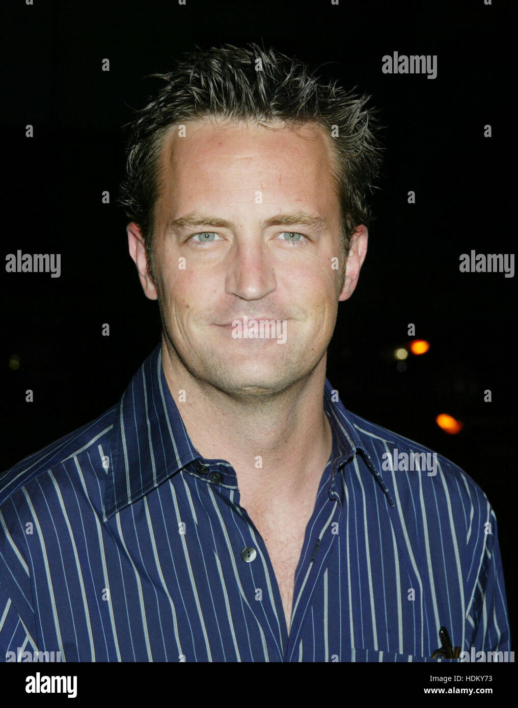 L'acteur Matthew Perry arrive à la première du film de 'Wimbledon' dans Beverly Hills, Californie le lundi 13 septembre, 2004. Crédit photo : Francis Specker Banque D'Images
