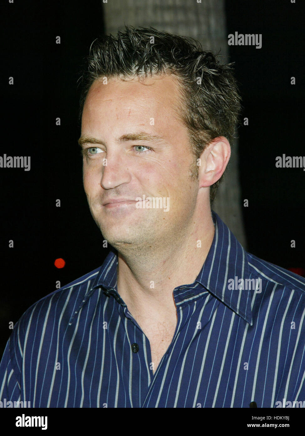 L'acteur Matthew Perry à la première de 'Wimbledon' à Beverly Hills le 13 septembre 2004 à Los Angeles, Californie. Crédit photo : Francis Specker Banque D'Images