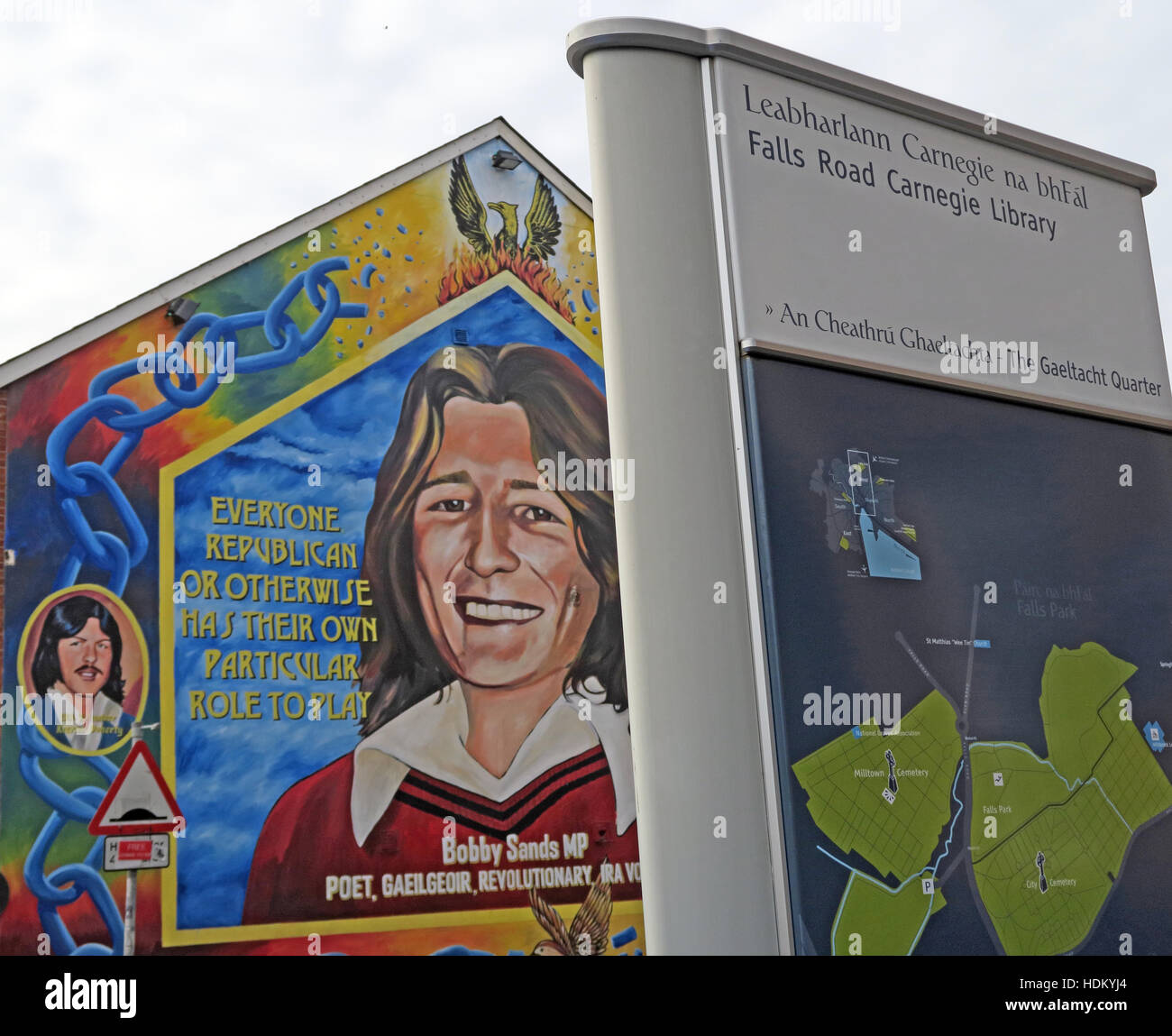 Belfast Falls Rd Rebublican Bobby Sands mural et la bibliothèque Carnegie Banque D'Images